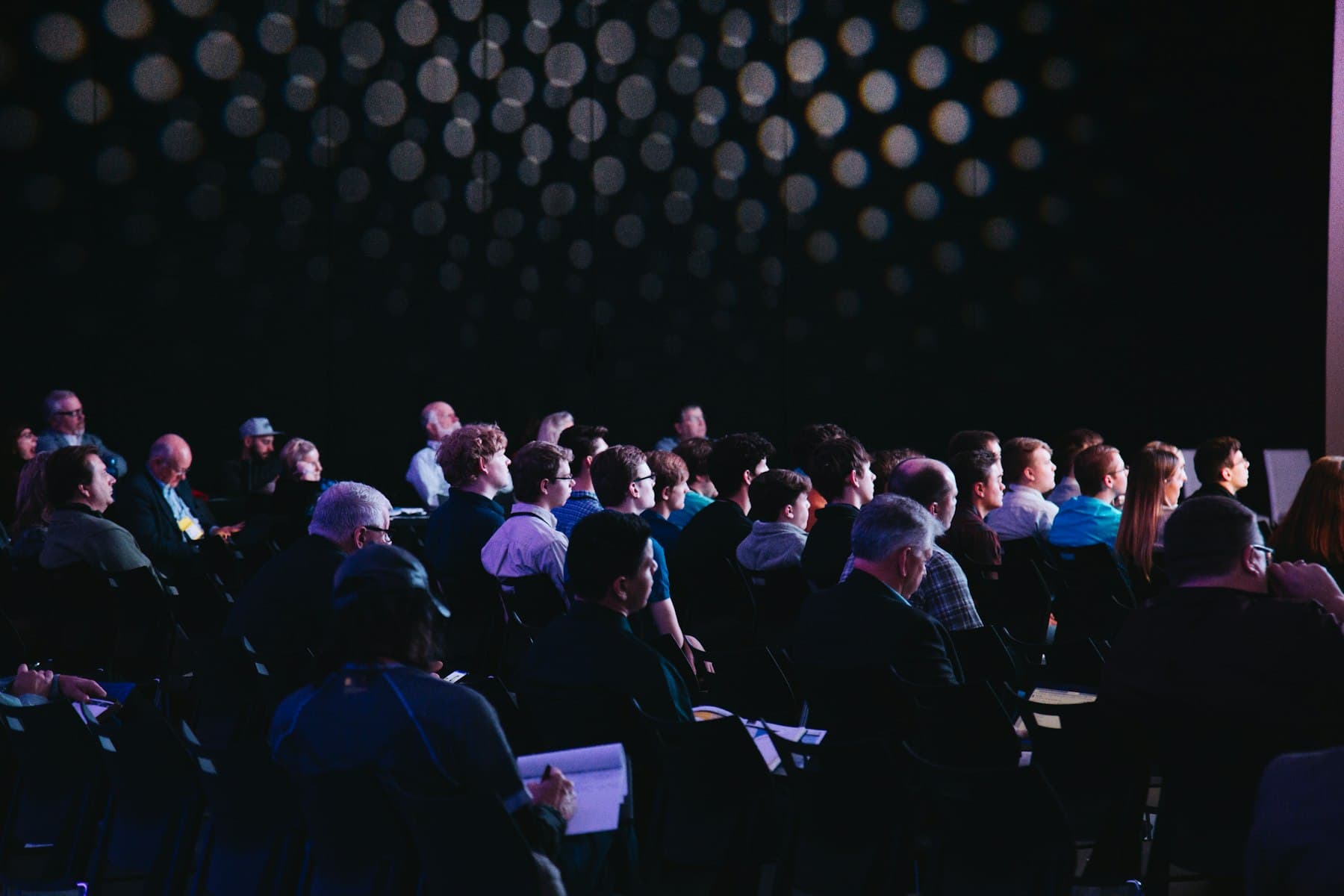 Sál plný lidí na firemní konferenci